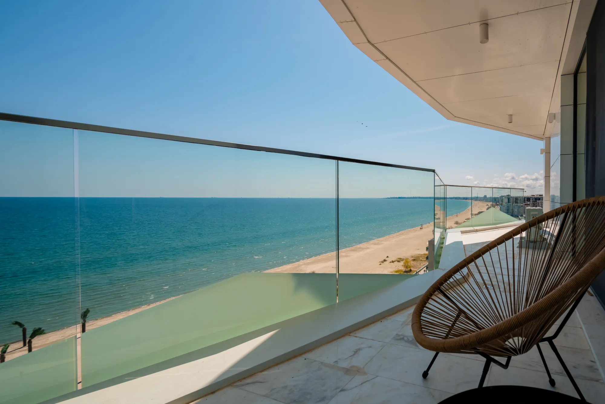 Terasă cu balustradă de sticlă și vedere la Marea Neagră