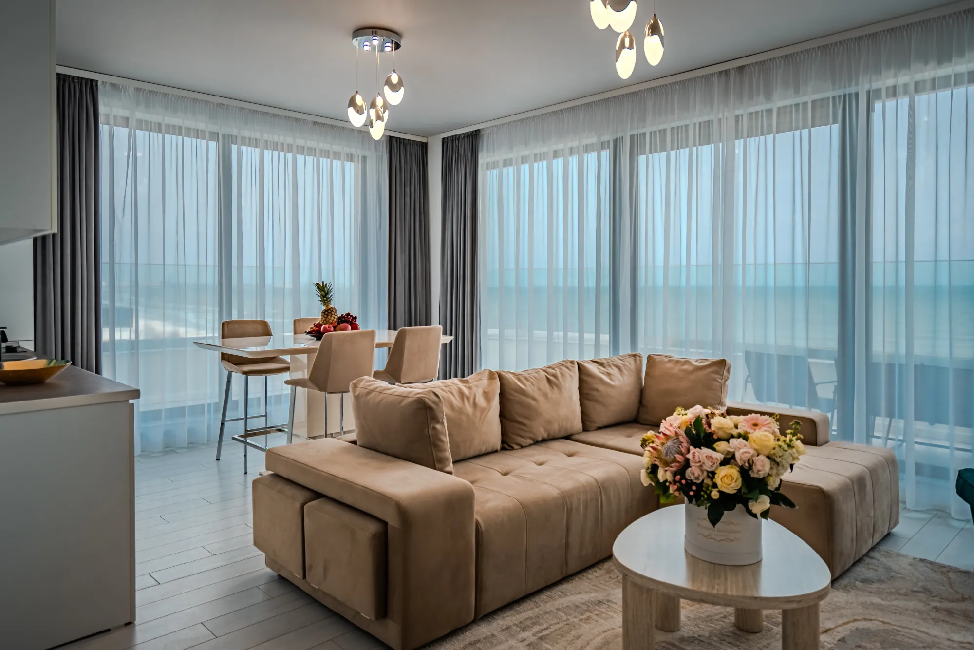 Apartament cu ferestre de la podea la tavan și vedere la mare