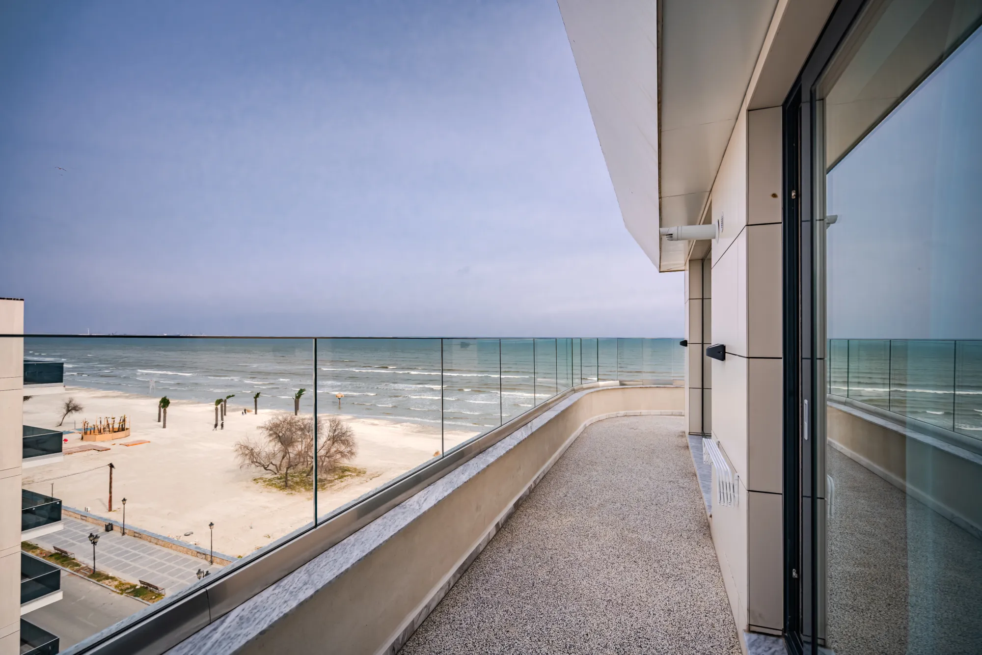 Apartament cu ieșire pe terasă, vedere la mare