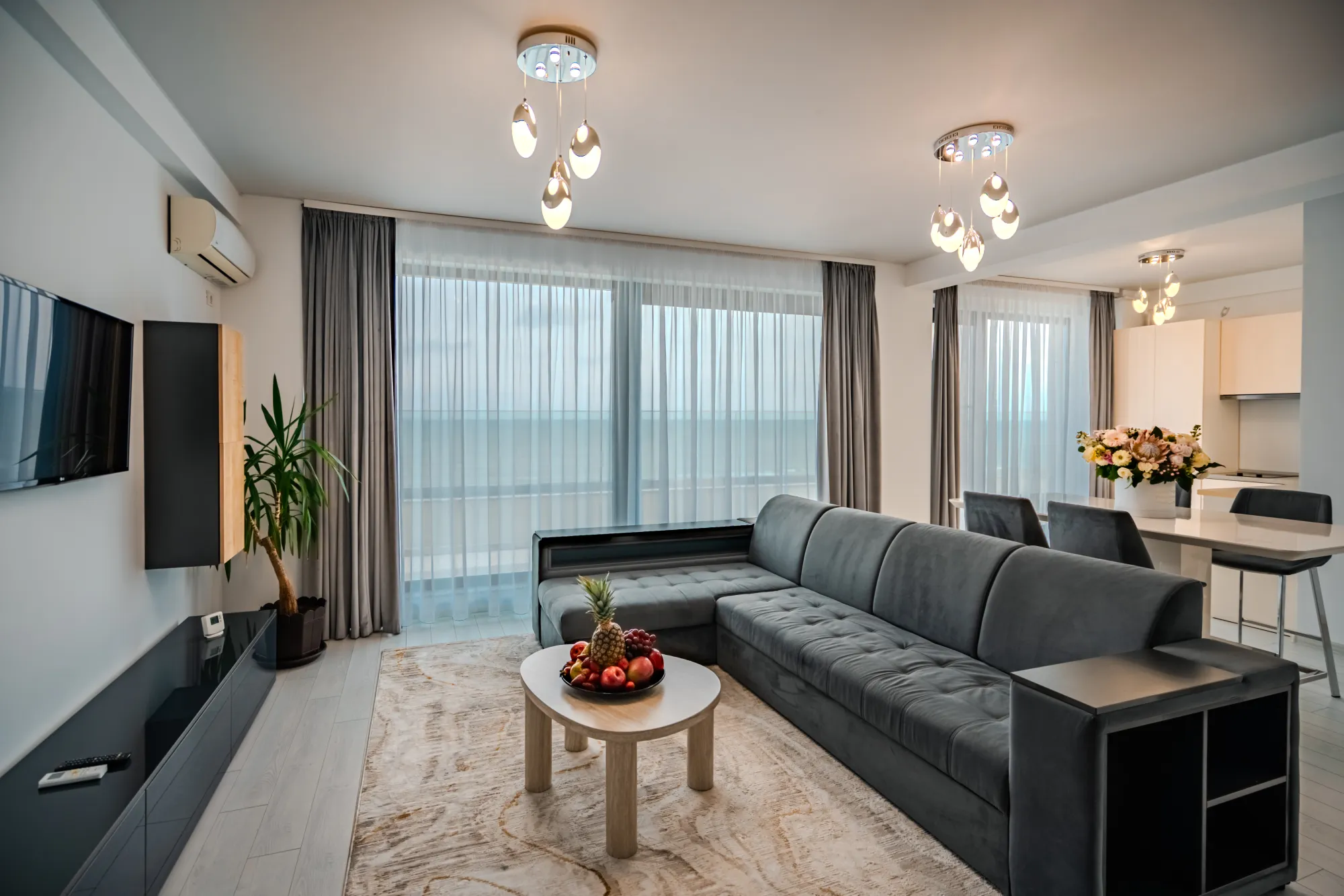 Living open-space cu acces la terasă și vedere la mare